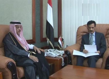 وزير الداخلية لدى استقباله القائم بأعمال السفارة السعودية